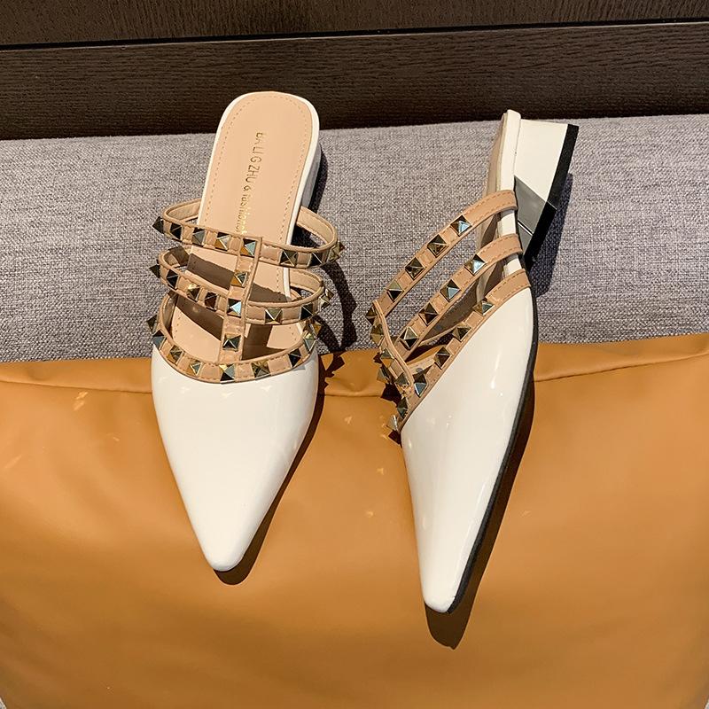 Французский темперамент заклепка высокий каблук крутые шлепанцы женские 2025 лето новые остроносые толстый каблук лакированная кожа полые крутые шлепанцы женские