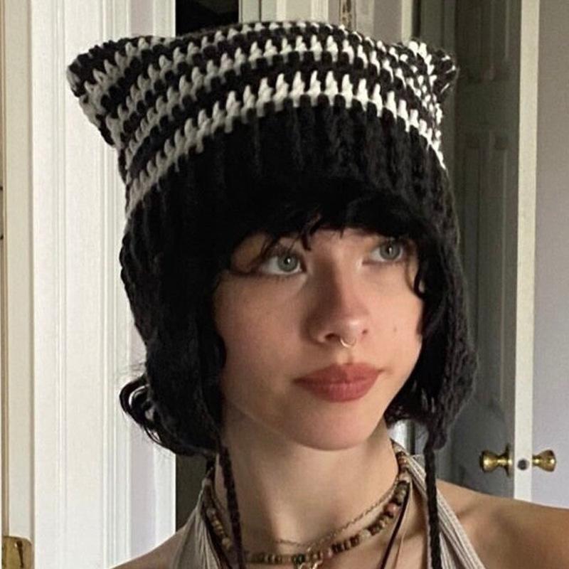Женская вязаная шапка с лисьими ушками и полосатой шерстяной шапкой