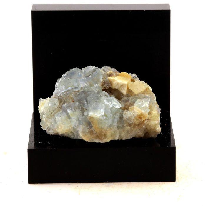 Pierres et Minéraux. Fluorite. 115.0 ct. La Barre, Puy-de-Dôme, France.