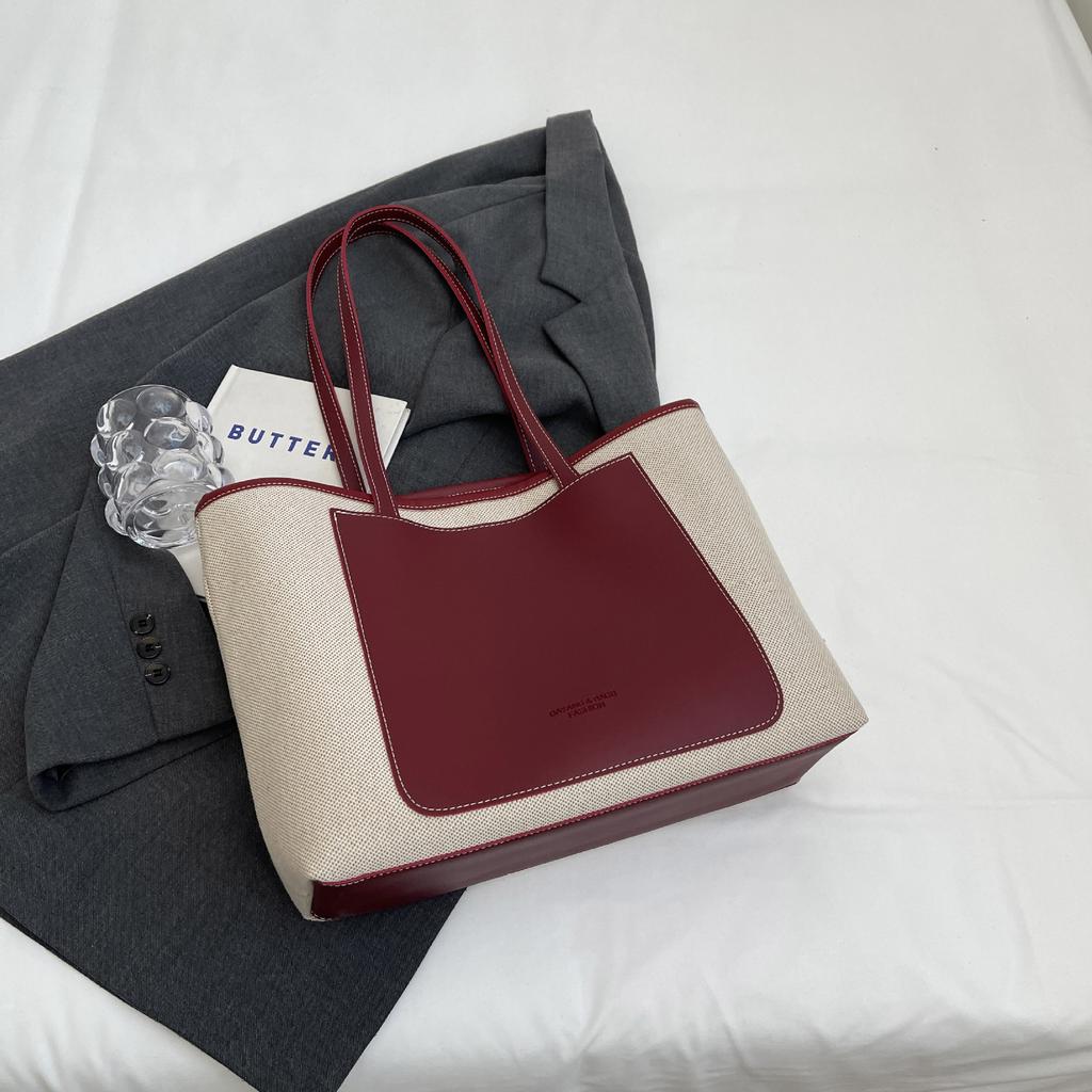 Холщовая сумка большой вместимости для женщин. Новинка 2024 года, осенне-зимняя повседневная универсальная текстурированная сумка через плечо для классных поездок на работу.