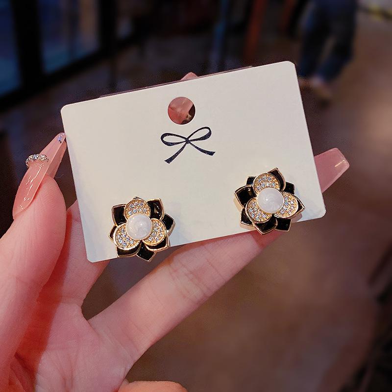 Элегантные серьги «Черная камелия» с серебряными штифтами S925 пробы и микро-инкрустированными бриллиантами для женщин