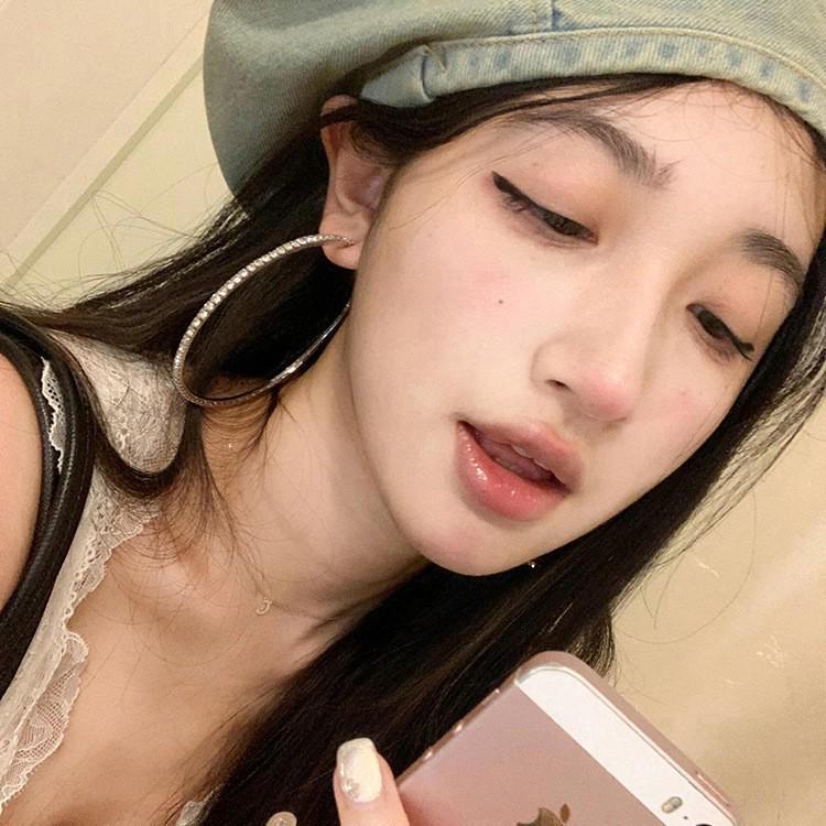 Винтажные красные серьги-кольца в гонконгском стиле: Элегантный женский аксессуар на осень/зиму