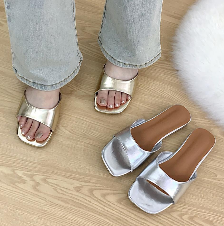 Fashion 2025 New Designer Gold/silver Slippers Women Flat Sandalias Mujer Outdoor Slides Summer Shoes Woman Flip Flops Silver Pantuflas