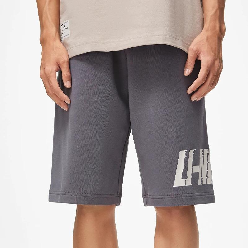 Li Ning Sports Lifestyle Series Letter Print Эластичный пояс Прямые свободные спортивные шорты Мужские шорты Выцветшие коричневые AKST747-4