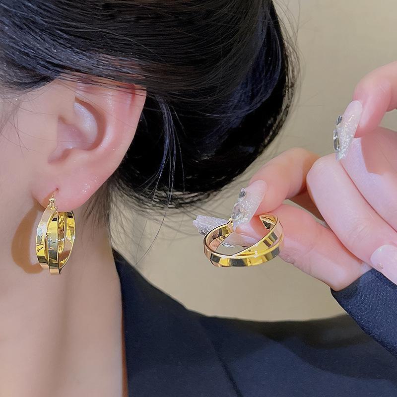 S925 Silver Geometric Circle Earrings - Trendy Light Luxury Niche Ear Jewelry for Women