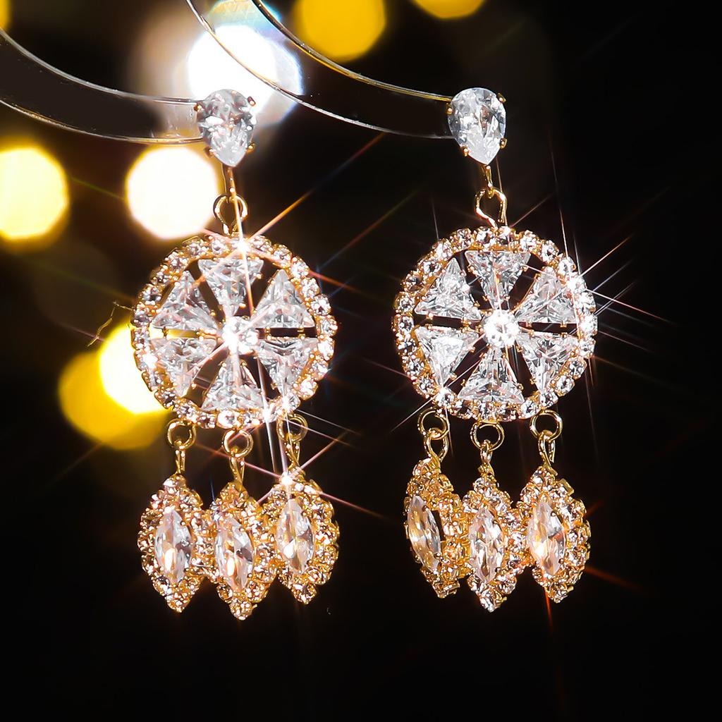 New High-Level Sense Of Luxury Sparkling Rhinestone Earrings Fashion Hundred With Diamond Earrings Women's Earrings 1 Pair