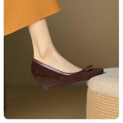 Модная женская обувь на танкетке Модные черные туфли с мелким вырезом, острым носком и флокированным верхом, украшенные милым бантом. Офисная обувь для свадьбы. Весна-осень, высокий каблук.