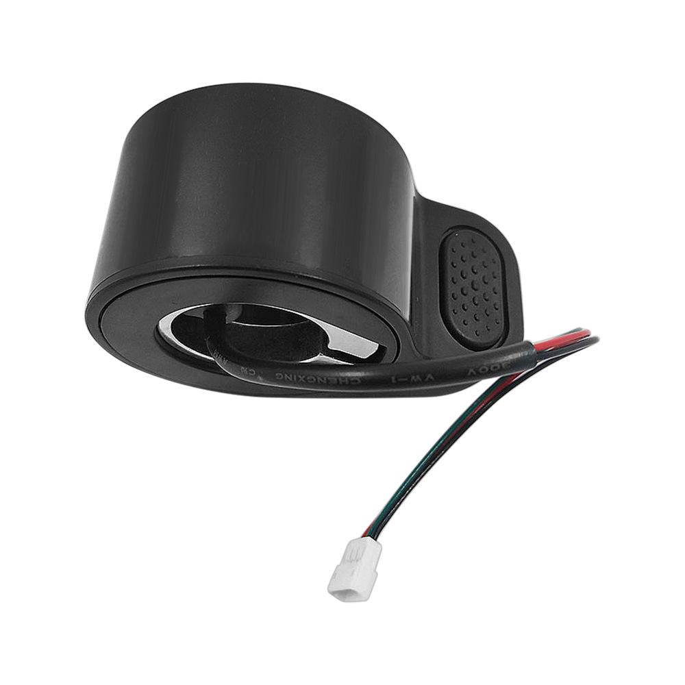 В комплект аксессуаров для электрического скутера входят фара, задний фонарь, крышка переключателя акселератора и