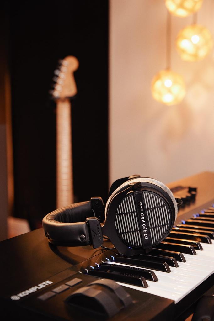 Beyerdynamic Open Type Overhead Headphones Professional Use DT 990 PRO []