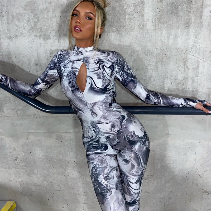 Женский комбинезон с длинными рукавами и открытой спиной на осень и зиму