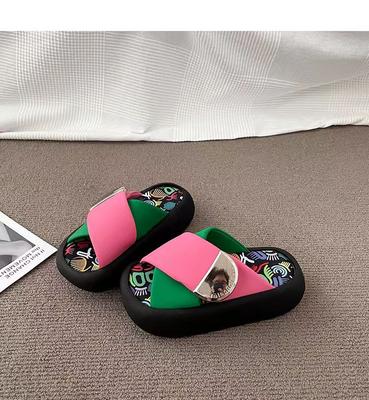 Модные летние женские тапочки на платформе 2024 года, удобные сандалии с перекрещивающимися ремешками, шлепанцы для пляжа и дома, повседневные, с открытым носком, мягкие