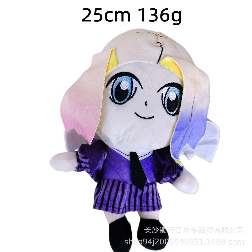 Плюшевая игрушка вокруг куклы