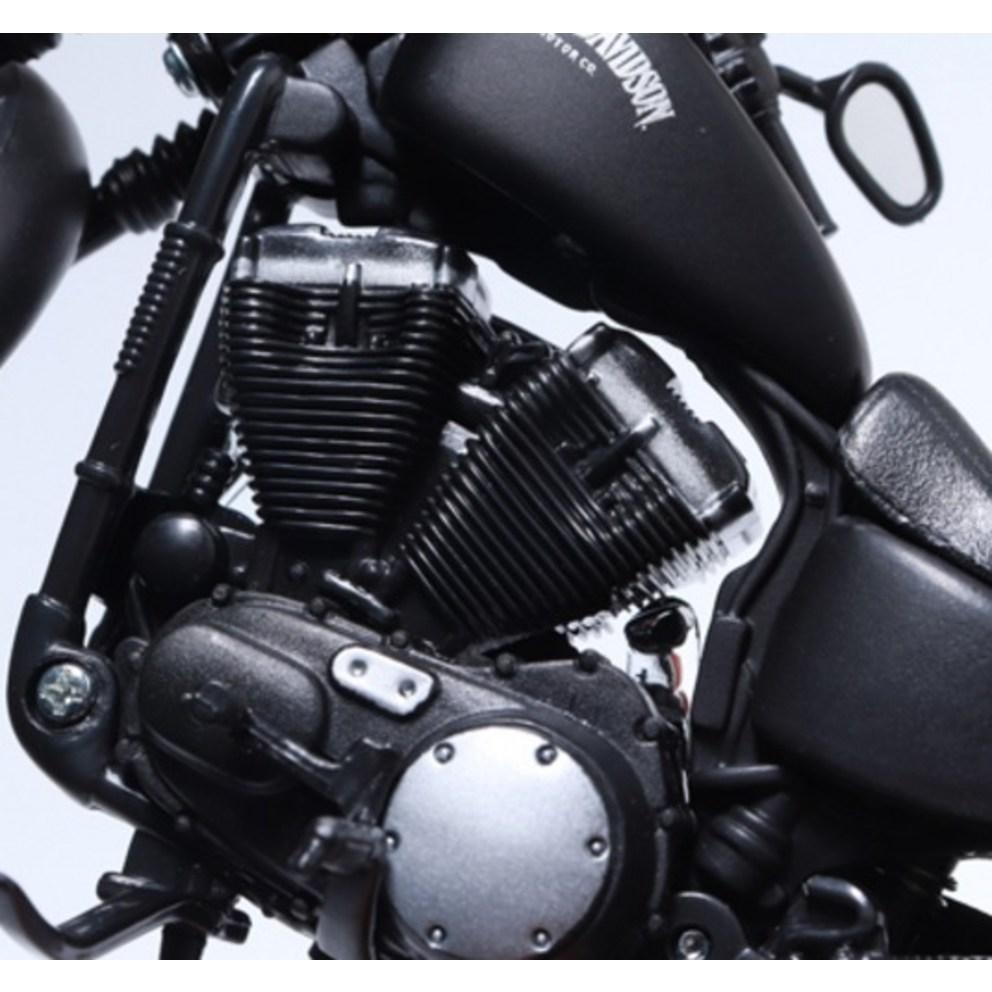 Maisto 1:12 Harley-Davidson Sportster Iron 883 Diecast Motorcycle Model (Matte Black)