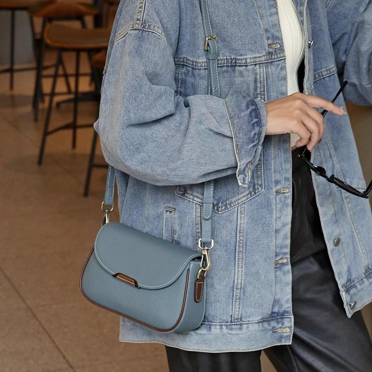 Женская сумка-мессенджер из натуральной кожи 2024 года: Стильная маленькая сумка через плечо из коровьей кожи с широким ремнем