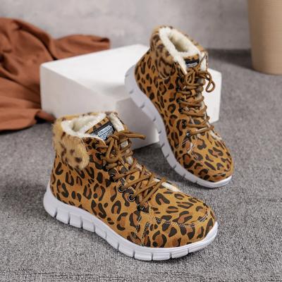 Зимой 2024 года в моде ботильоны с круглым носком и подошвой из бисквита, а также повседневные женские ботинки с отбортовкой в британском стиле.