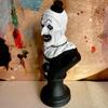 Искусство ужасов Фигурка клоуна Клоун ужасов Садовая статуэтка для дома/улицы Украшение на Хэллоуин Скульптура из смолы на Хэллоуин Главная