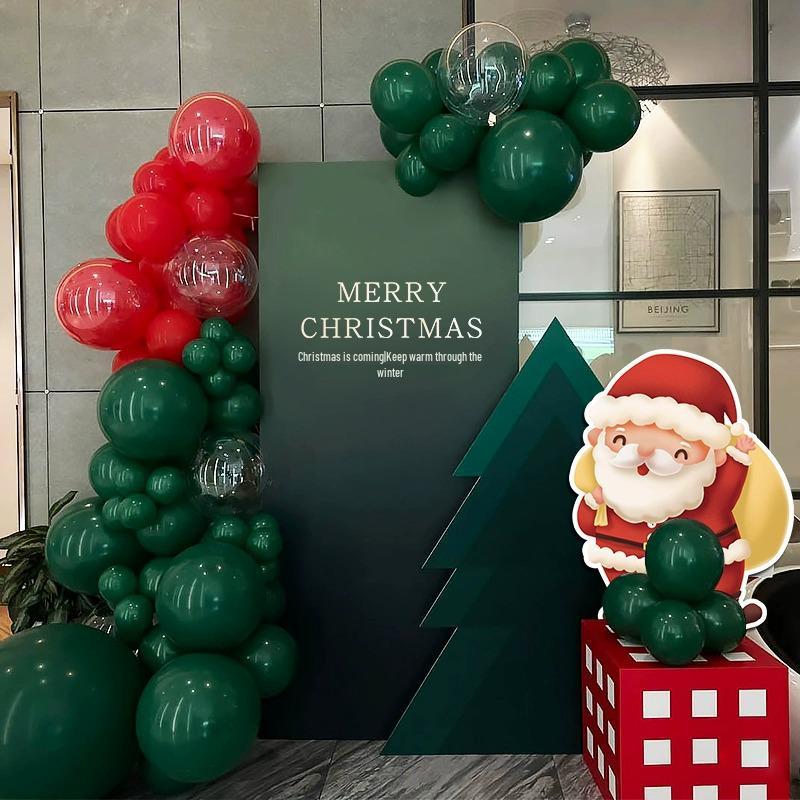 Праздничная рождественская композиция: Декор мероприятия в торговом центре с использованием шарового искусства и задника