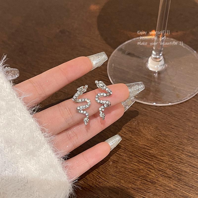 Серебряные серьги со знаком зодиака Дракон S925: Милый дизайн с бриллиантами