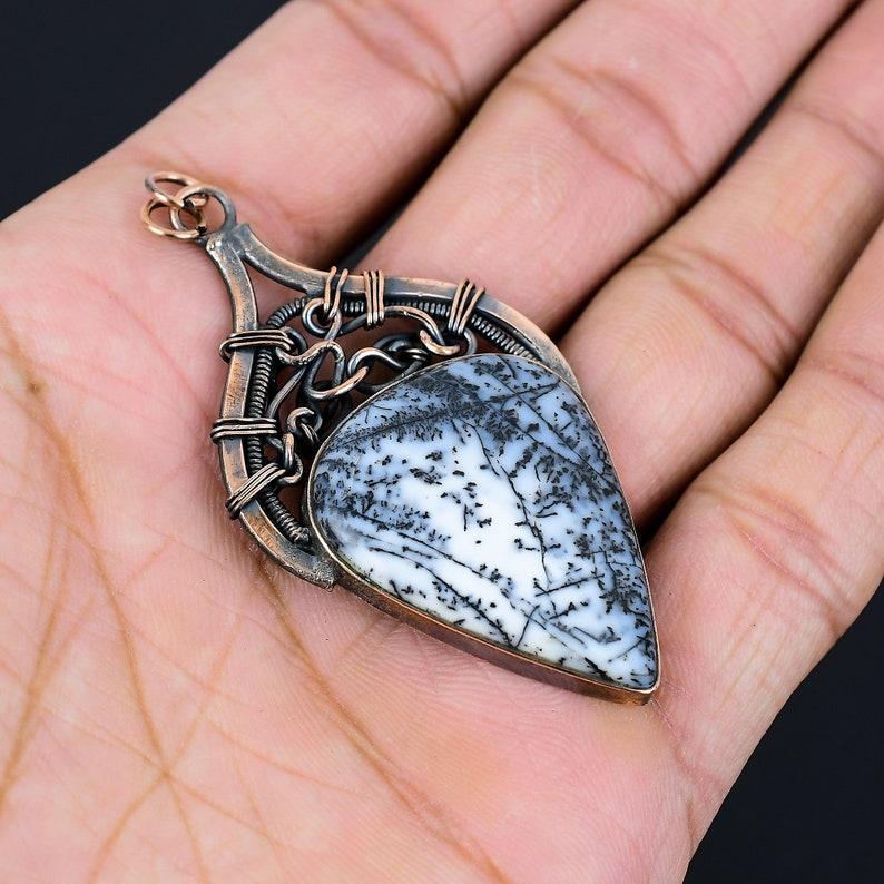 Подвеска с дендритом и опалом. Подвеска с дендритом и опалом. Подвеска с драгоценным камнем. Медная проволока. Кулон ручной работы. Подвеска с дендритом и опалом.