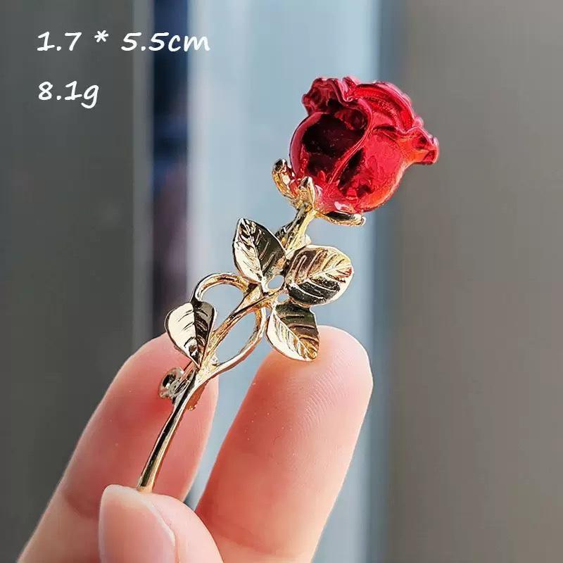 Роскошная брошь в виде цветка розы с цирконовыми вставками и эмалевой отделкой