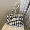 В этом году популярная большая женская сумка 2025 лето новая в иностранном стиле большая вместимость клетчатая модная сумка на плечо сумка-тоут