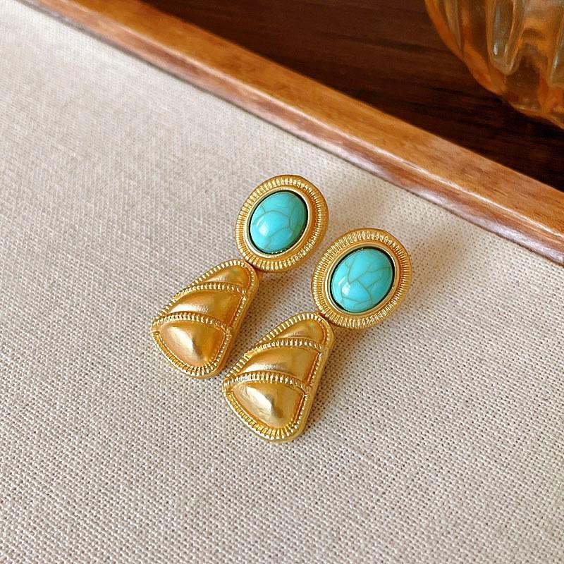 Винтажный набор: серьги и колье с жемчугом: Изысканная ретро-нишевая коллекция ювелирных изделий