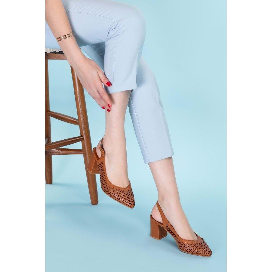 Женские стильные босоножки из натуральной кожи на среднем каблуке