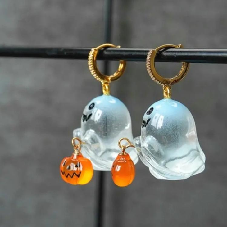 Стильные светящиеся серьги-пусеты «Ночные призраки» дополняют стильные наряды долговечным светящимся модным ювелирным аксессуаром.