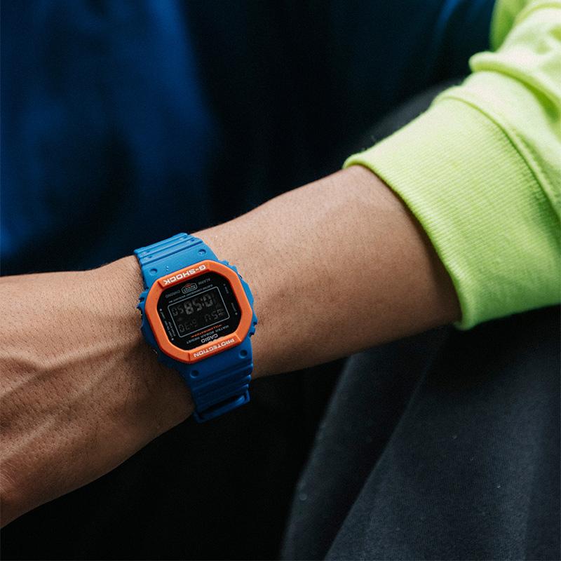 Casio Серия G-SHOCK Повседневные Модные Ударопрочные Хронограф Мужские Спортивные Водонепроницаемые Кварцевый Механизм Ремешок из Смолы Японские и DW-5610SC-2PR