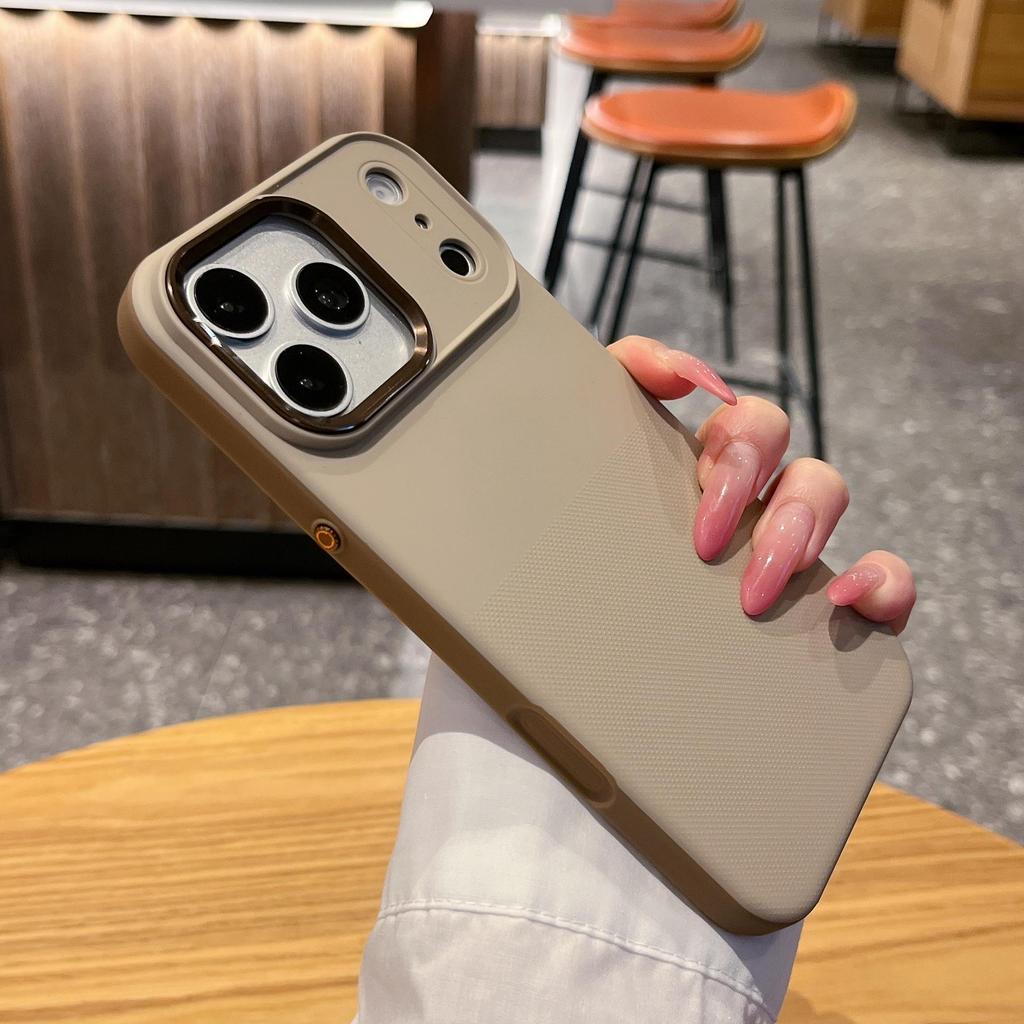 Чехол для Apple iPhone 17 Pro Max: Текстура, как у кожи, Металлические кнопки объектива, Матовая отделка, Защита от падений.