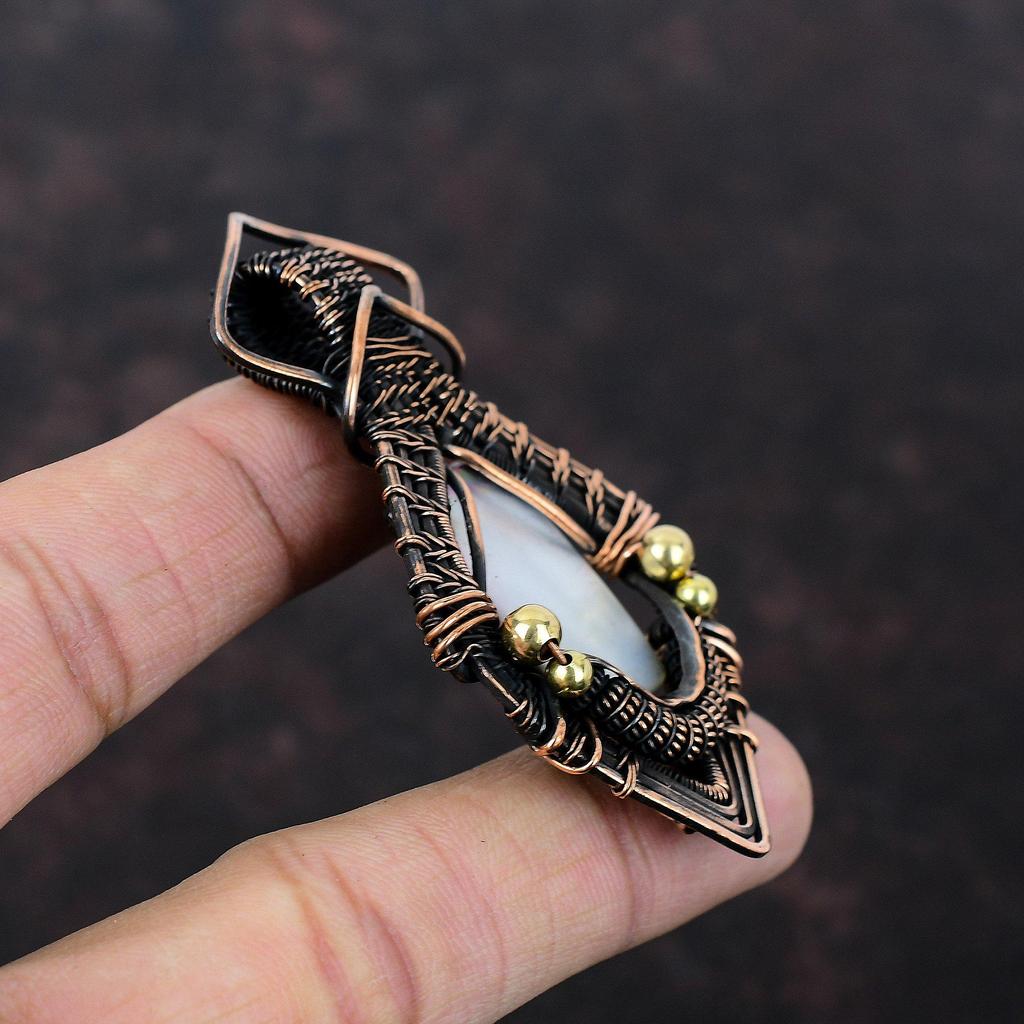 Кулон из перламутра, кулон, обернутый медной проволокой, кулон ручной работы, медные украшения, дизайнерский кулон, украшения в технике wire wrap, кулон с настоящим драгоценным камнем