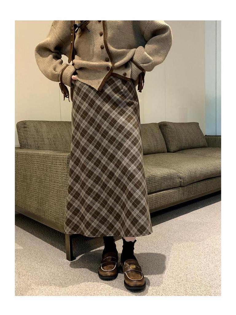 Клетчатая юбка средней длины с флисовой подкладкой - Зимняя коллекция 2025: Универсальная юбка в стиле милк-ти