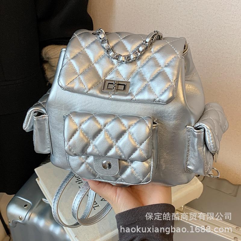 Женский рюкзак с ромбовидной вышивкой, нишевый дизайн, 2025 новый популярный универсальный маленький рюкзак-ведро на цепочке, маленькая школьная сумка