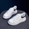 [Кастомизация] Маленькие белые туфли на толстой подошве для весенне-осеннего взрыва 2025 года, студенческие универсальные спортивные туфли на плоской подошве, повседневная обувь