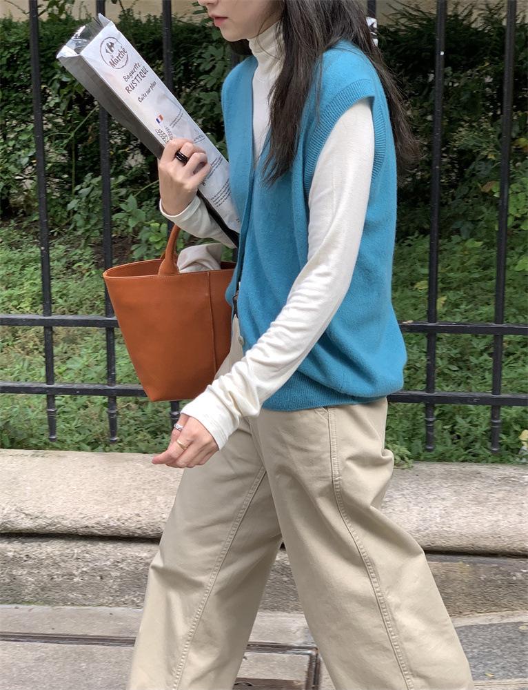 Женский однотонный топ с высоким воротником и длинными рукавами - мягкий, универсальный, базовый на осень