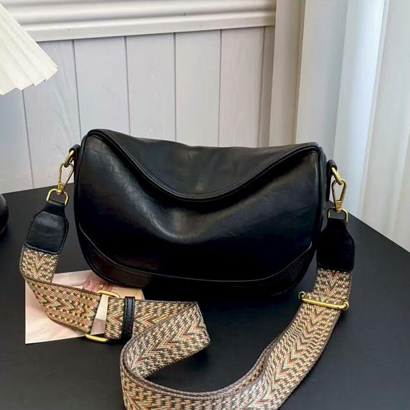 Customize the New Ebony Women's Bag, Commuter Versatile and Explosive Messenger Bag, Underarm Bag, Fashionable Dumpling Niche Shoulder Bag.