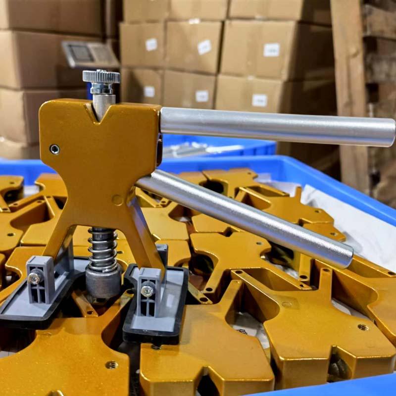 Набор инструментов для ремонта вмятин на автомобиле с экстрактором-присоской и 18 прокладками для устранения повреждений листового металла и града.