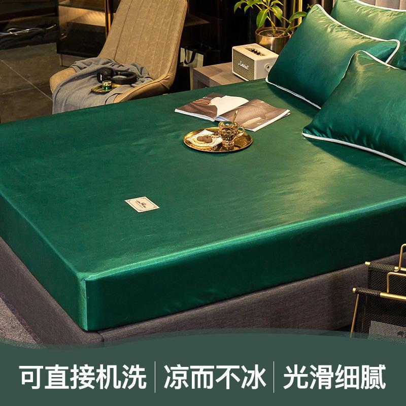 Комплект из трех предметов матраса из стираного шелка, цельный наматрасник, моющийся и складной, полностью закрытый, а покрывало не скользит.