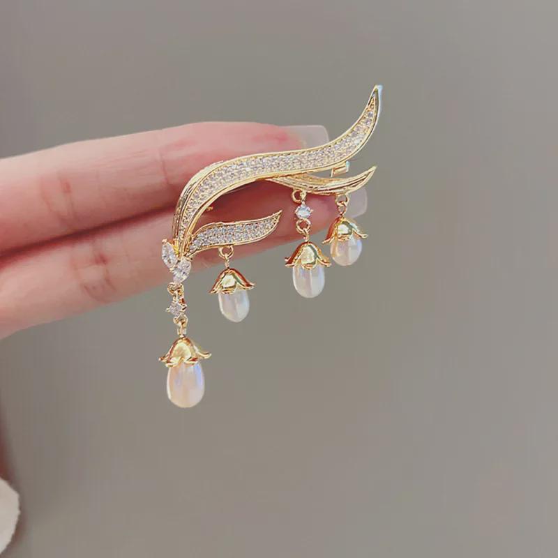 "Брошь с жемчужной кисточкой "Ландыш": Элегантная женская брошь высокого класса с уникальным дизайном.