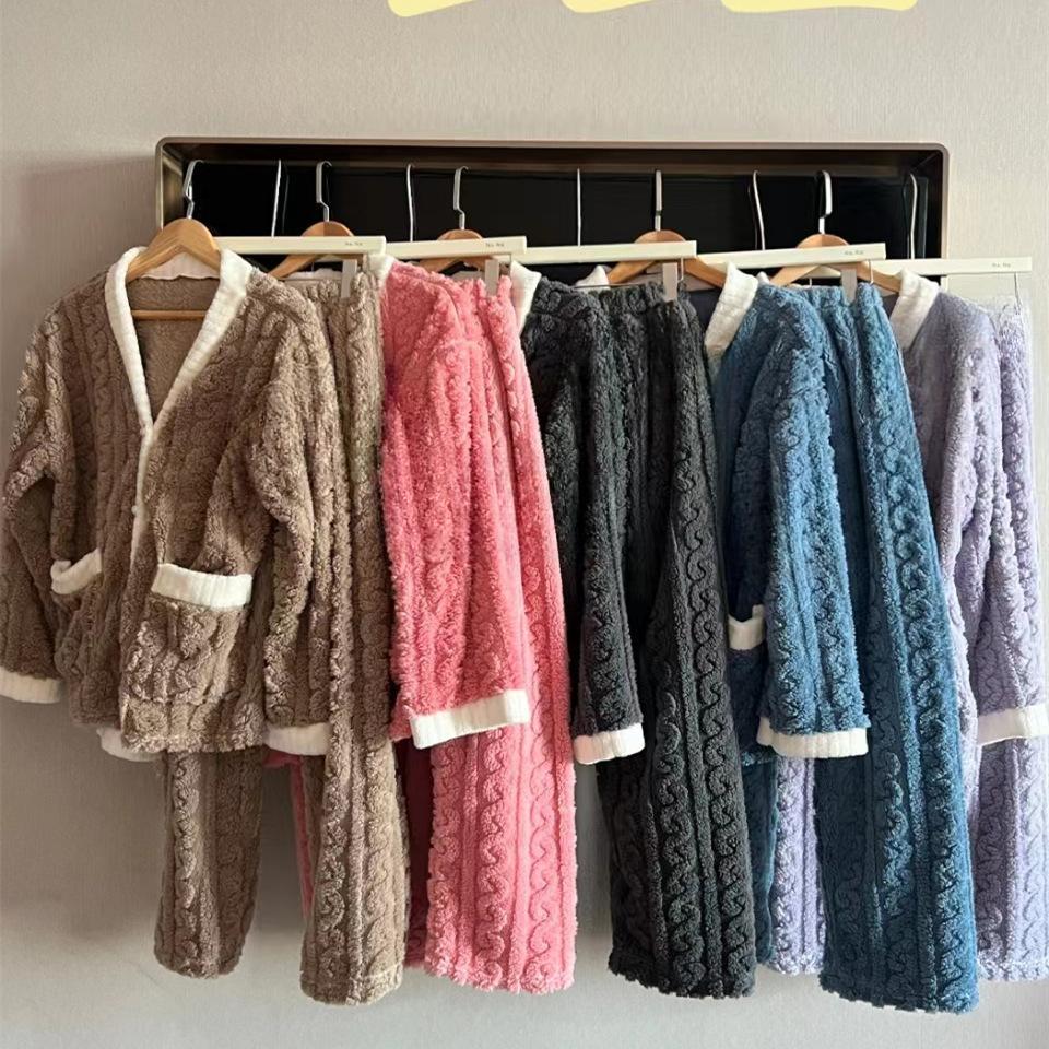 Осеннее и зимнее ночное белье. Женское высокое качество внешнего вида с бархатным утолщением. Можно носить свободную корейскую версию студенческого кораллового бархатного комплекта, домашнюю одежду.