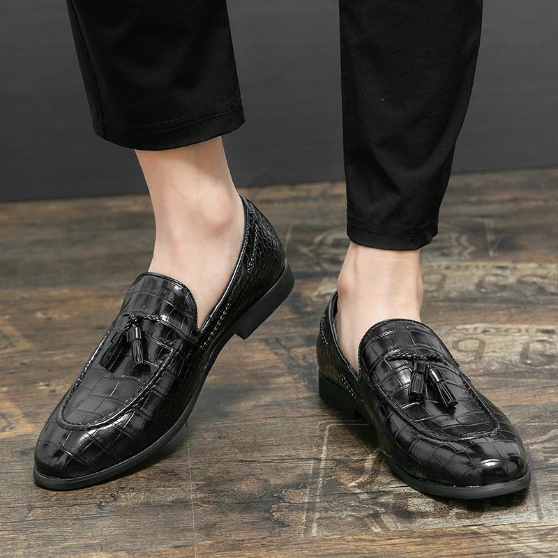 Fashion Summer Style Soft Moccasins Men Loafers High Quality Brand Fashion Leather Shoes For Men Flat Shoes Casual Gommino Driving Shoes