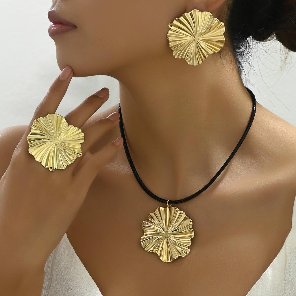 Винтажный женский комплект из серег-гвоздиков, ожерелья, плиссированного цветочного кольца, универсальной длинной цепочки на ключицу.