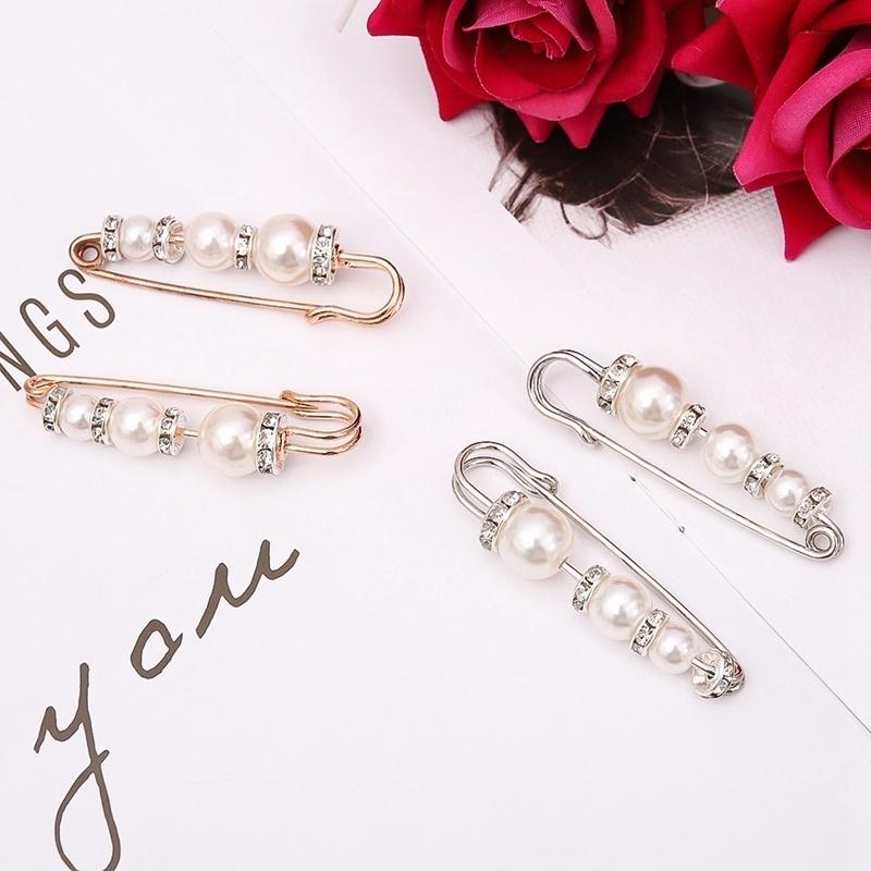 Брошь-булавка с 3 жемчужными бусинами и кристаллами