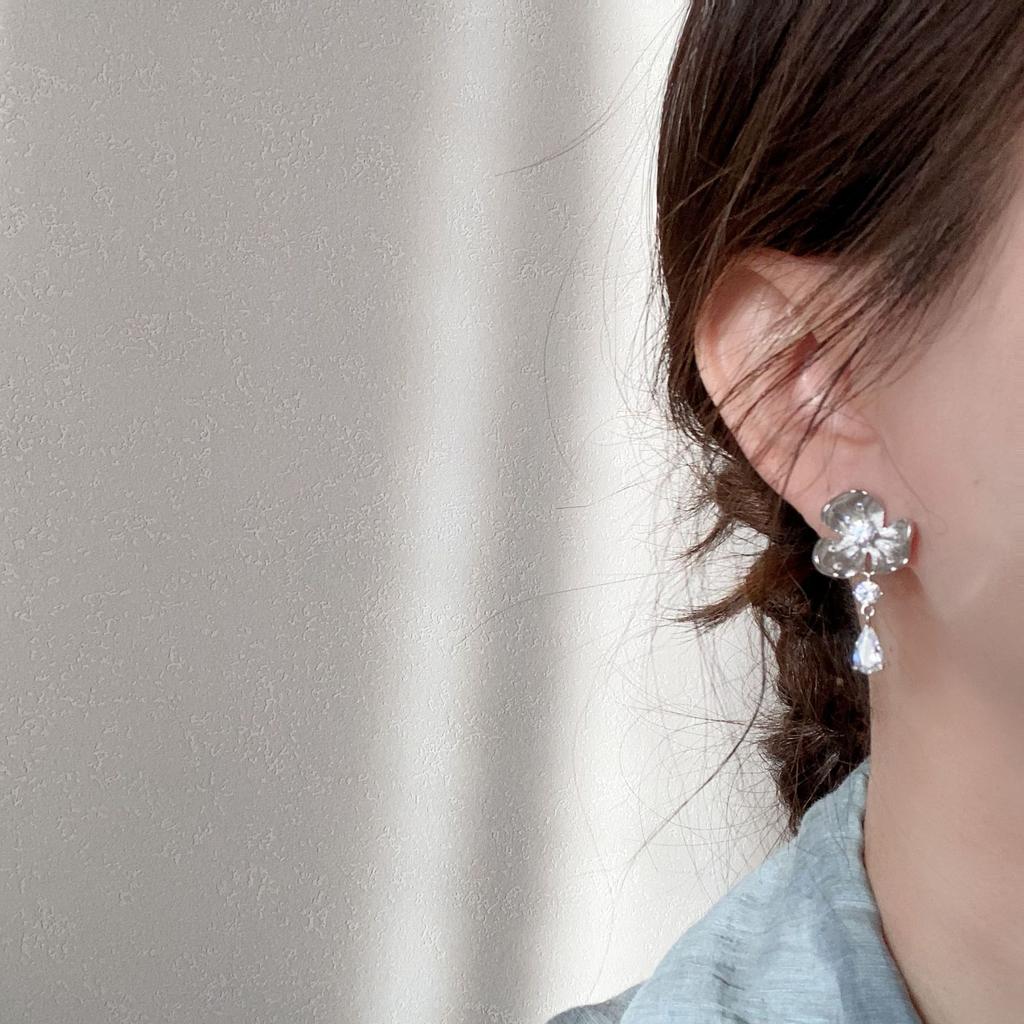 Серьги-пусеты в виде капли цветка, легкая роскошь, модный темперамент, высококлассные серьги, универсальные серьги нишевого дизайна