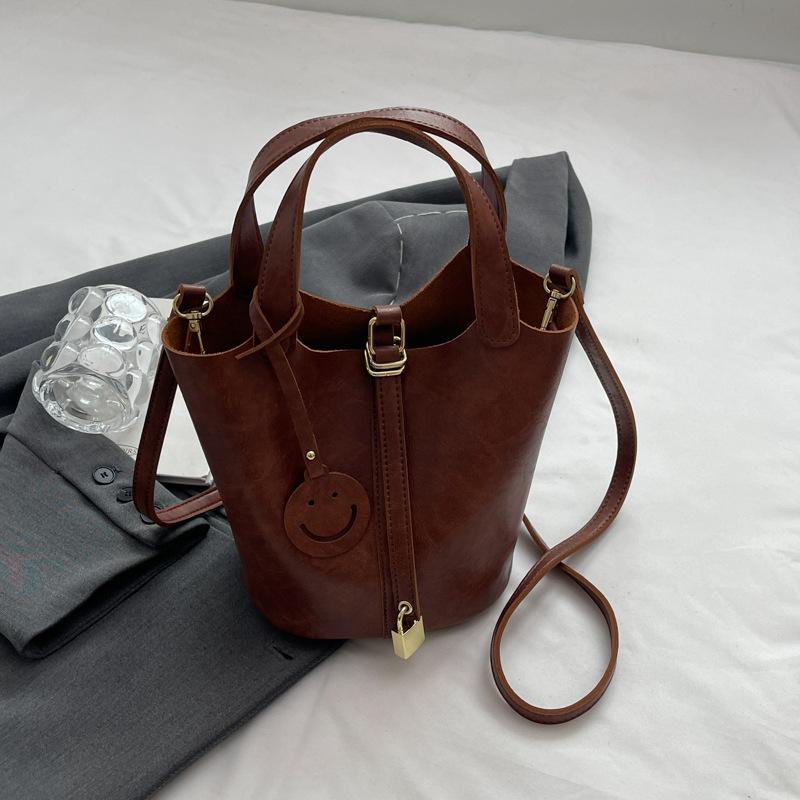 Нишевая ретро сумка через плечо женская летняя новая портативная сумка-ведро с продвинутой текстурой, универсальная сумка-мессенджер для通勤, женская сумка