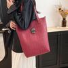 Сумка женская большой вместимости нишевый дизайн ретро однотонная на плечо подмышку сумка для通勤 личности повседневная сумка-тоут
