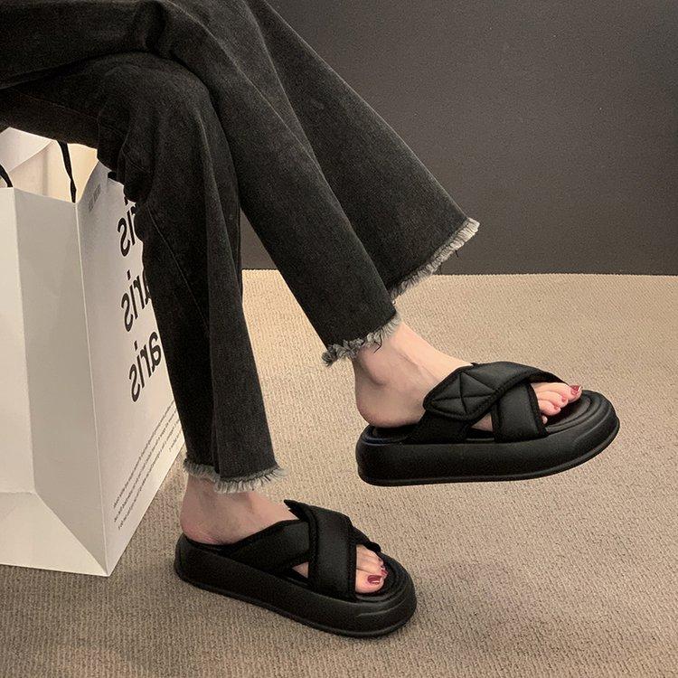 Шлепанцы с дерьмом женские летние 2025 новые маффины толстая подошва нескользящие крест на липучке пляжные шлепанцы на одной подошве