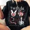 2026 Футболка в стиле Сумерек Футболка с эстетикой обложки книги Подарок фанату Саги Сумерки Вампиры Волки Романтика Унисекс Футболка