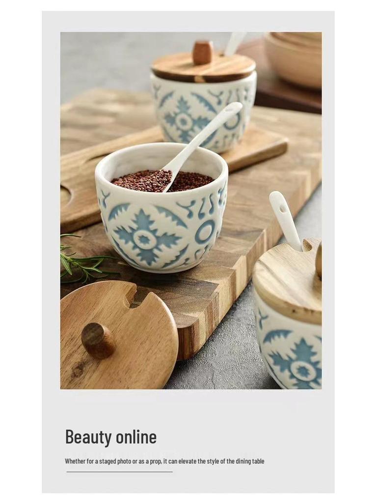 Набор японских приправ: Набор из трех рельефных керамических банок с деревянной подставкой и ложкой