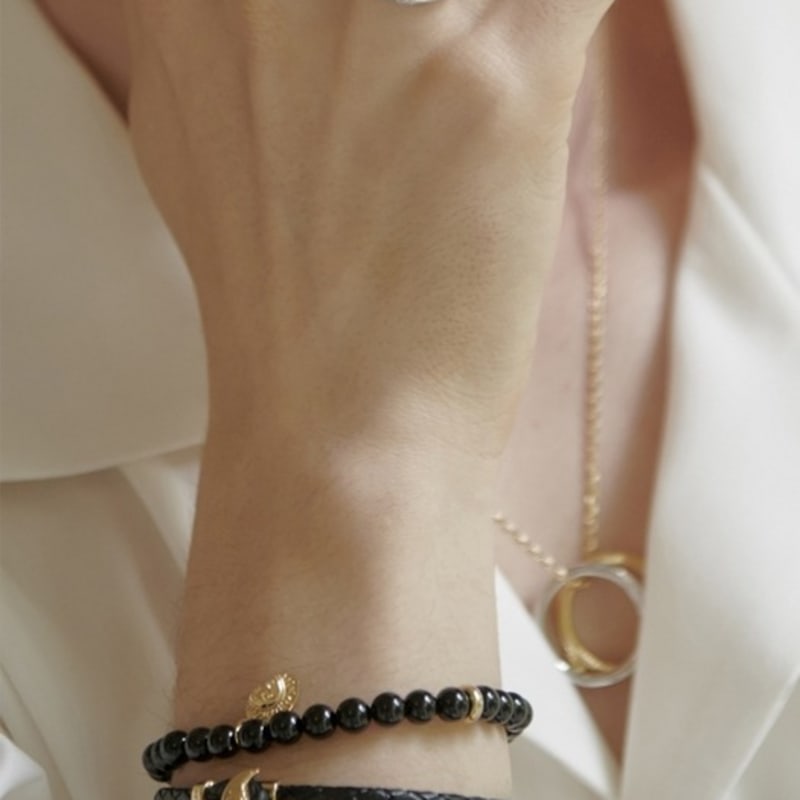 Aphrose Sea Otter Face Pendant Gemstone Bracelet (Black)